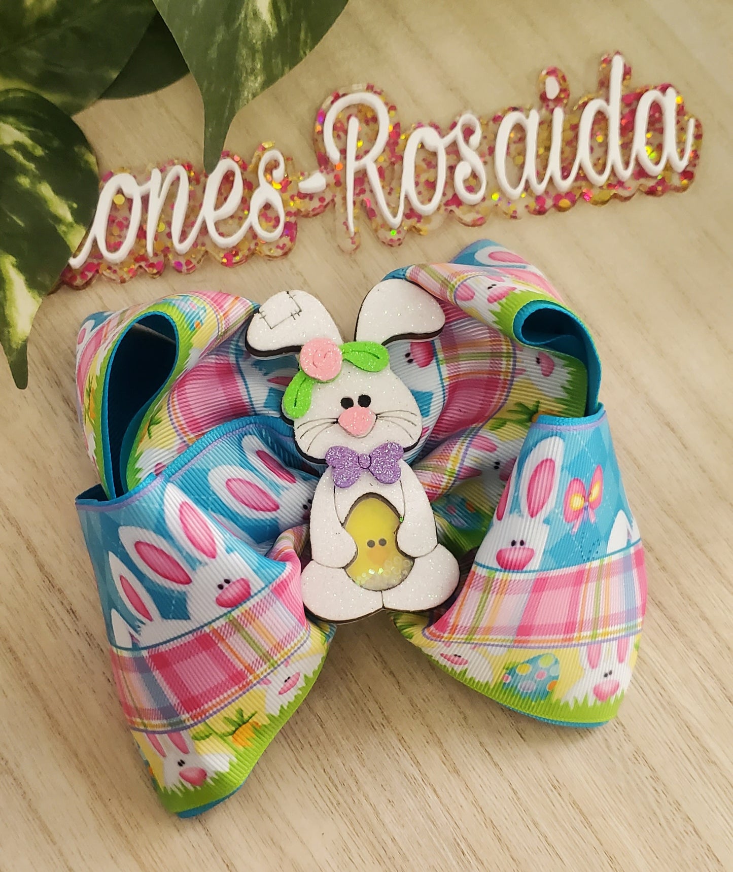 Conejito blanco con huevito amarillo