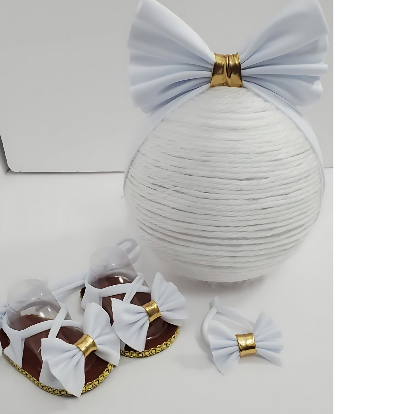 Set blanco diadema, pulsera y sandalias