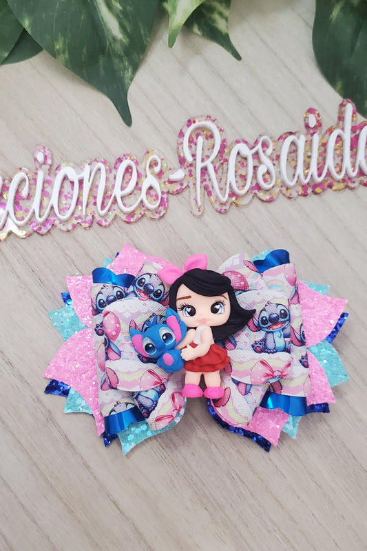 Niña con muñequito azul